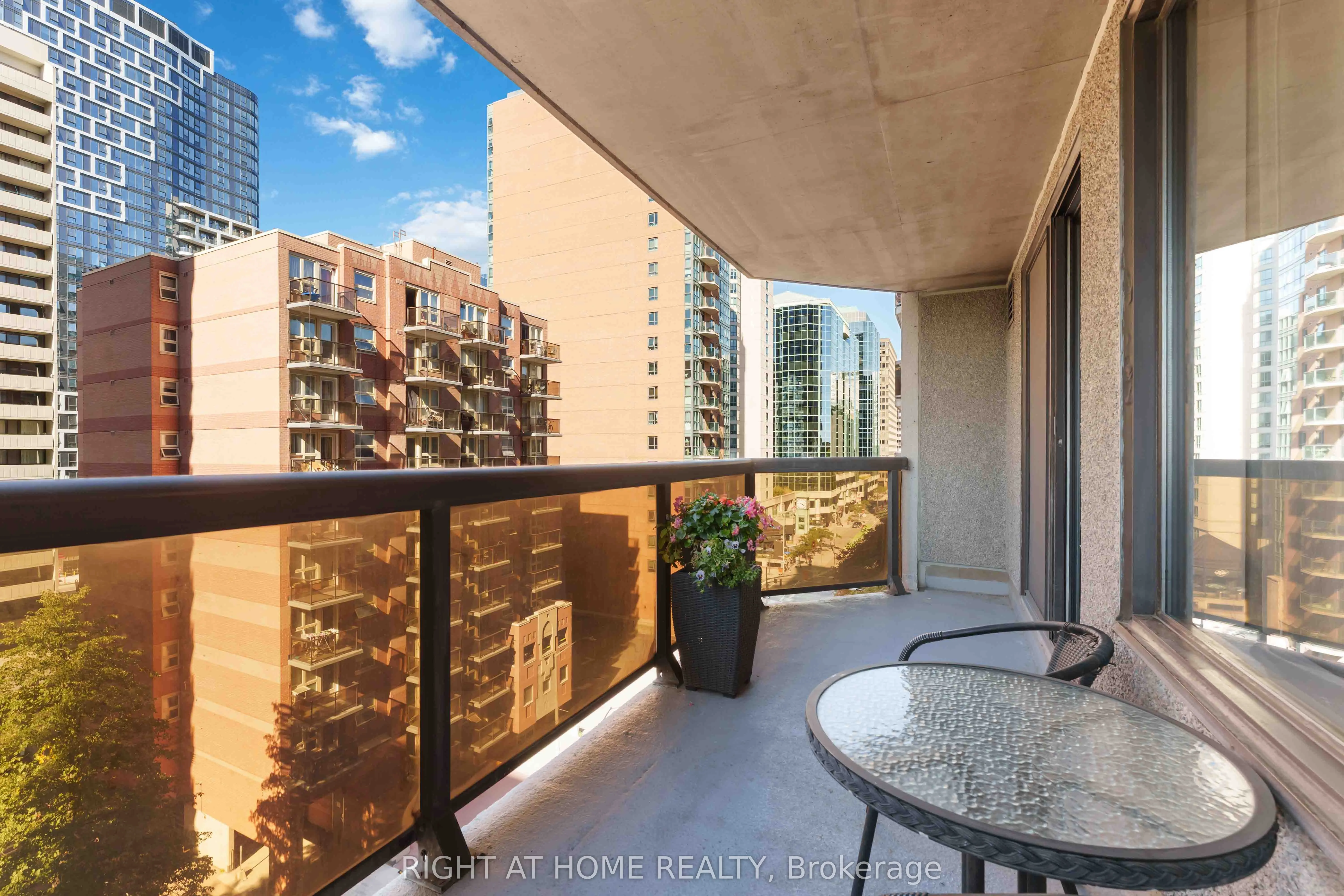 470 Laurier Avenue W, #801
