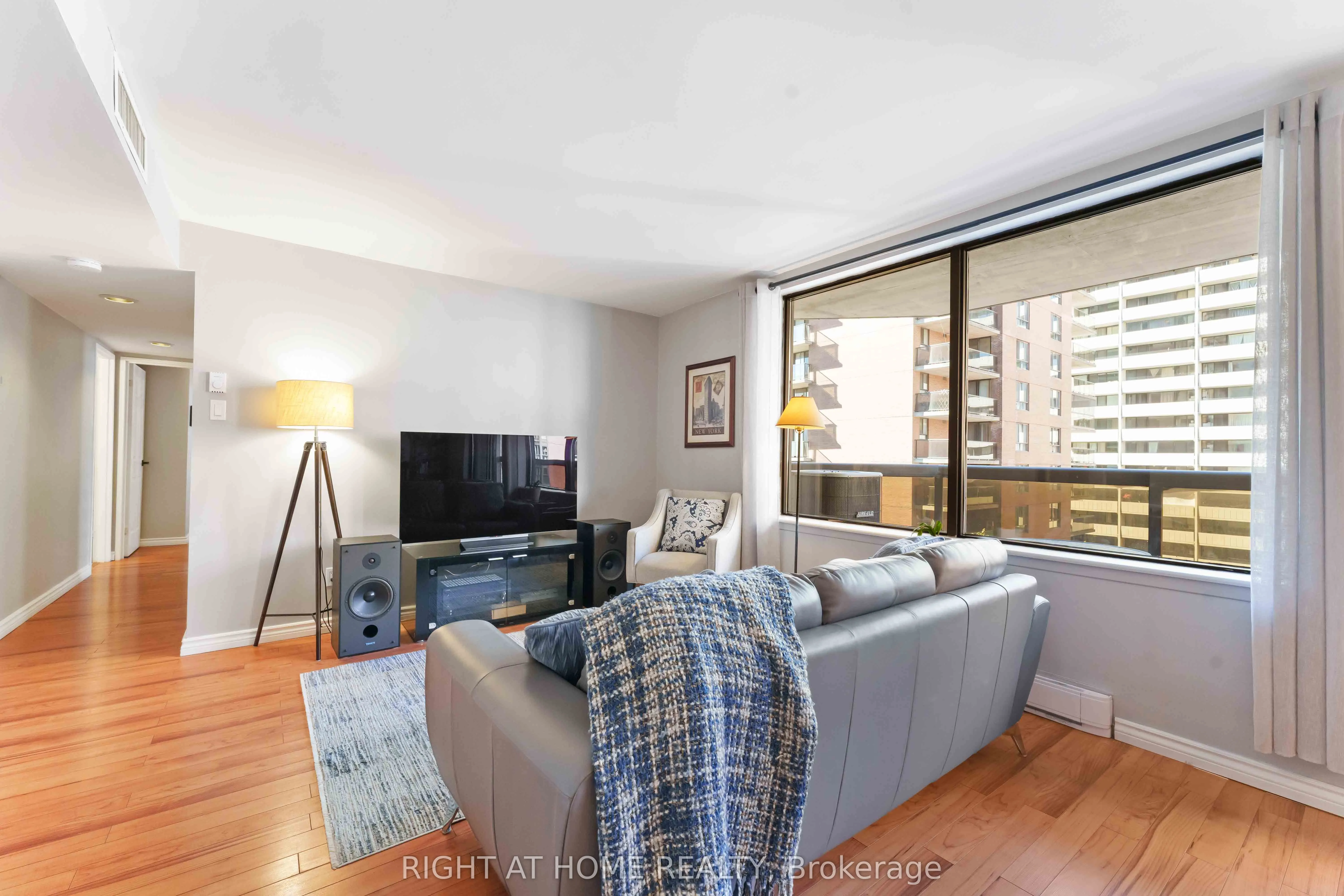 470 Laurier Avenue W, #801