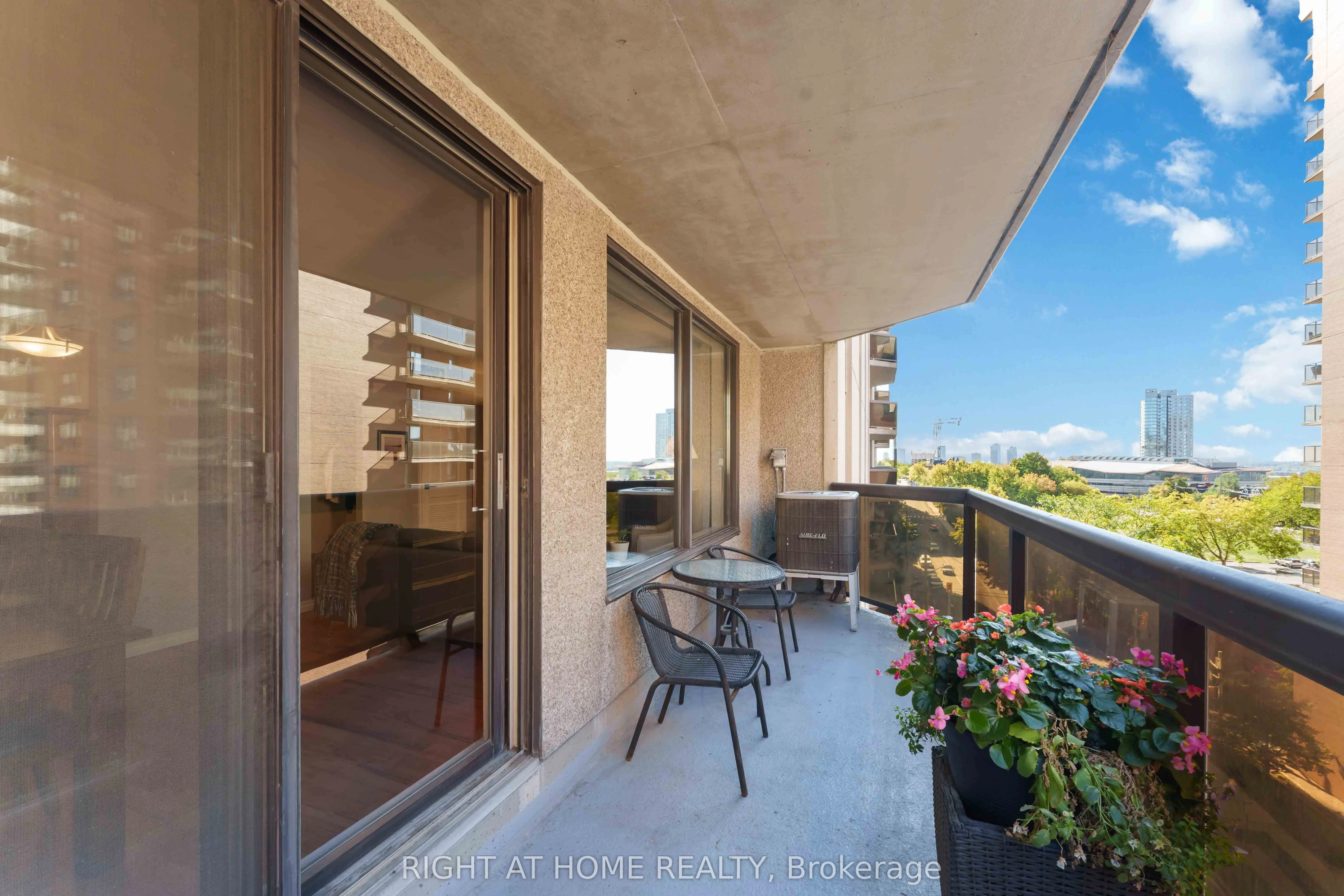 470 Laurier Avenue W, #801