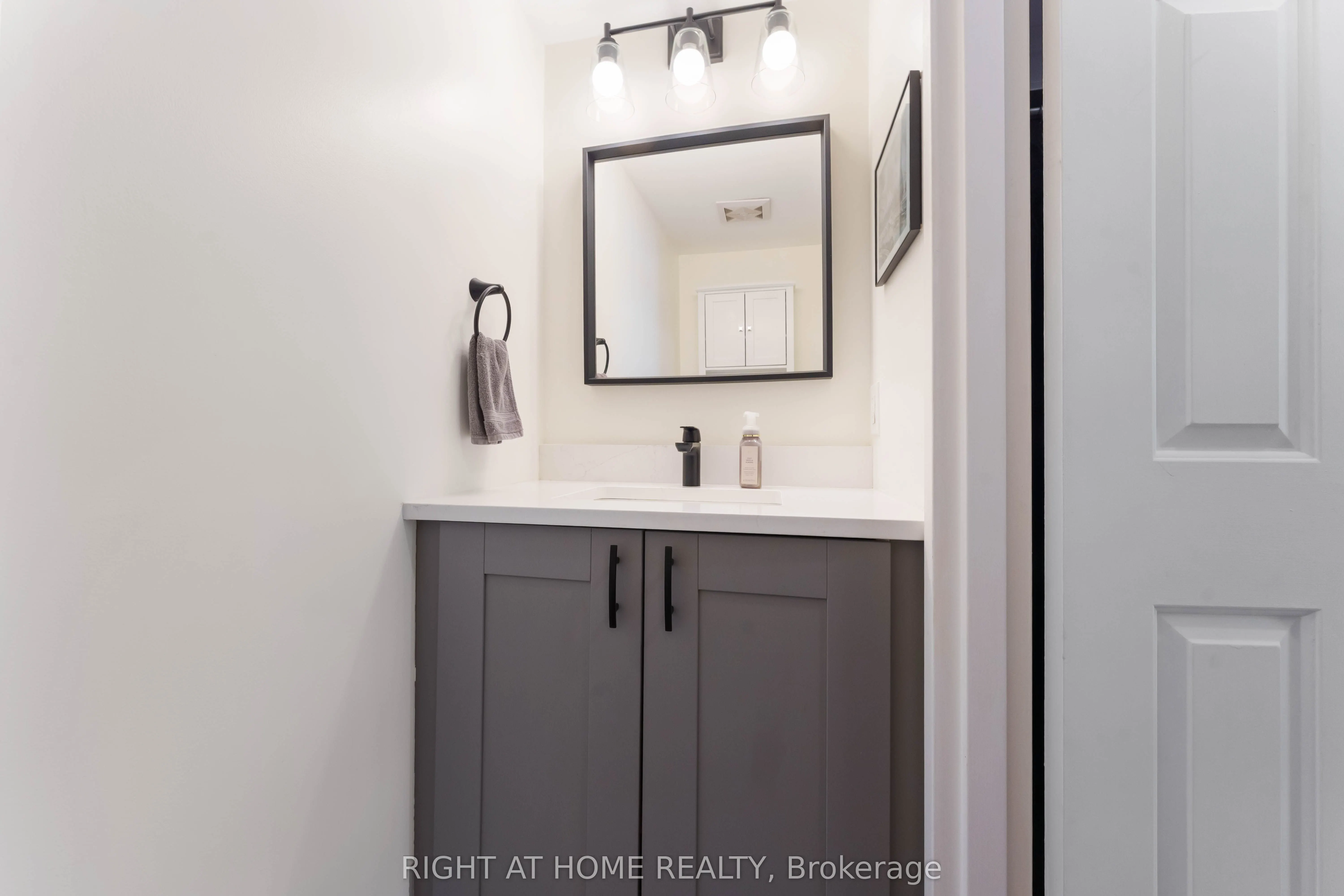 470 Laurier Avenue W, #801