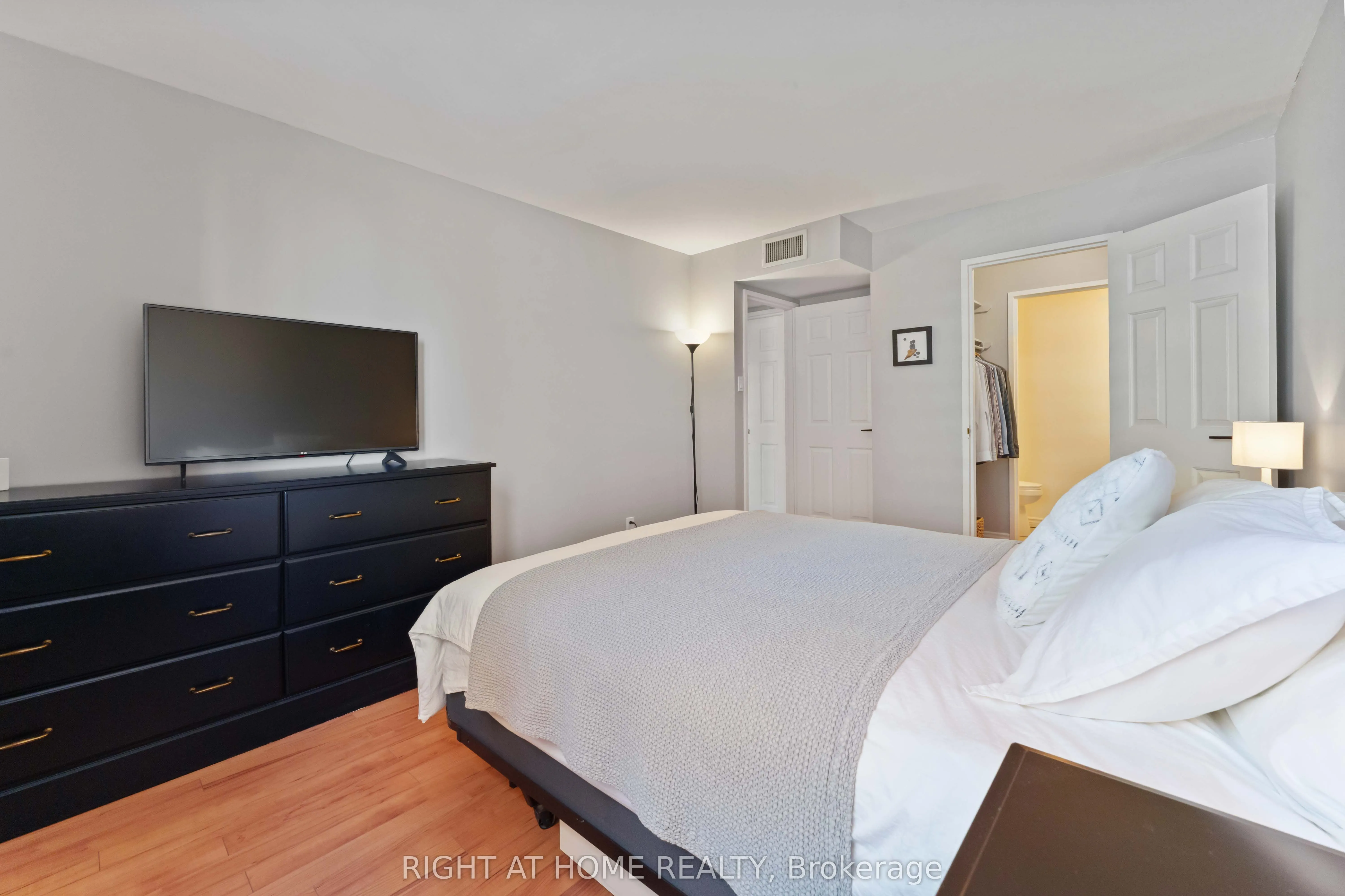 470 Laurier Avenue W, #801