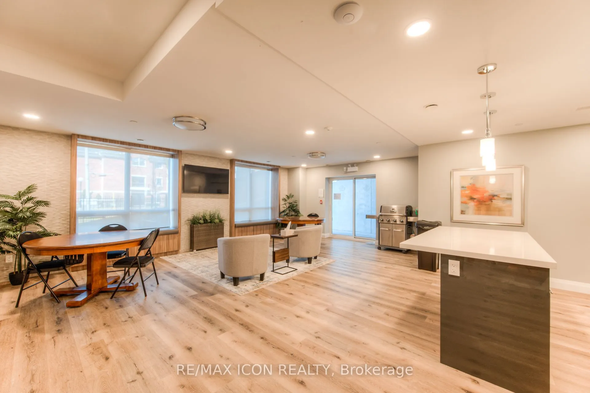399 Queen Street S, #417