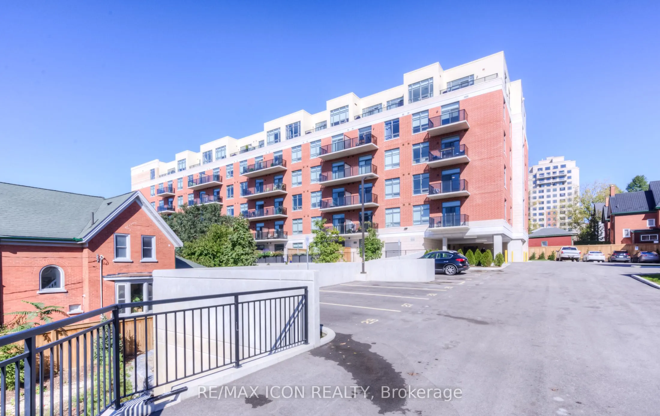 399 Queen Street S, #417