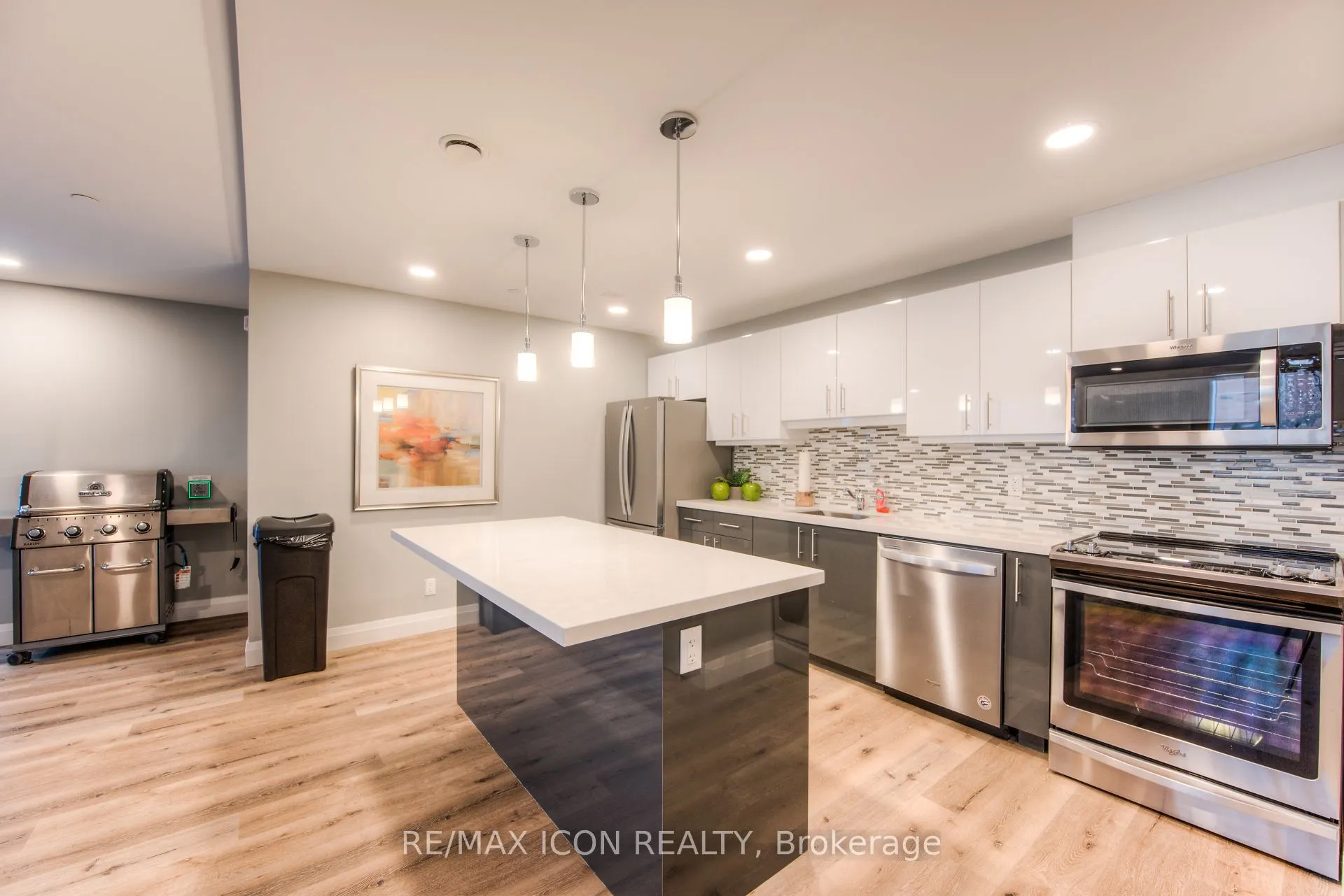 399 Queen Street S, #417
