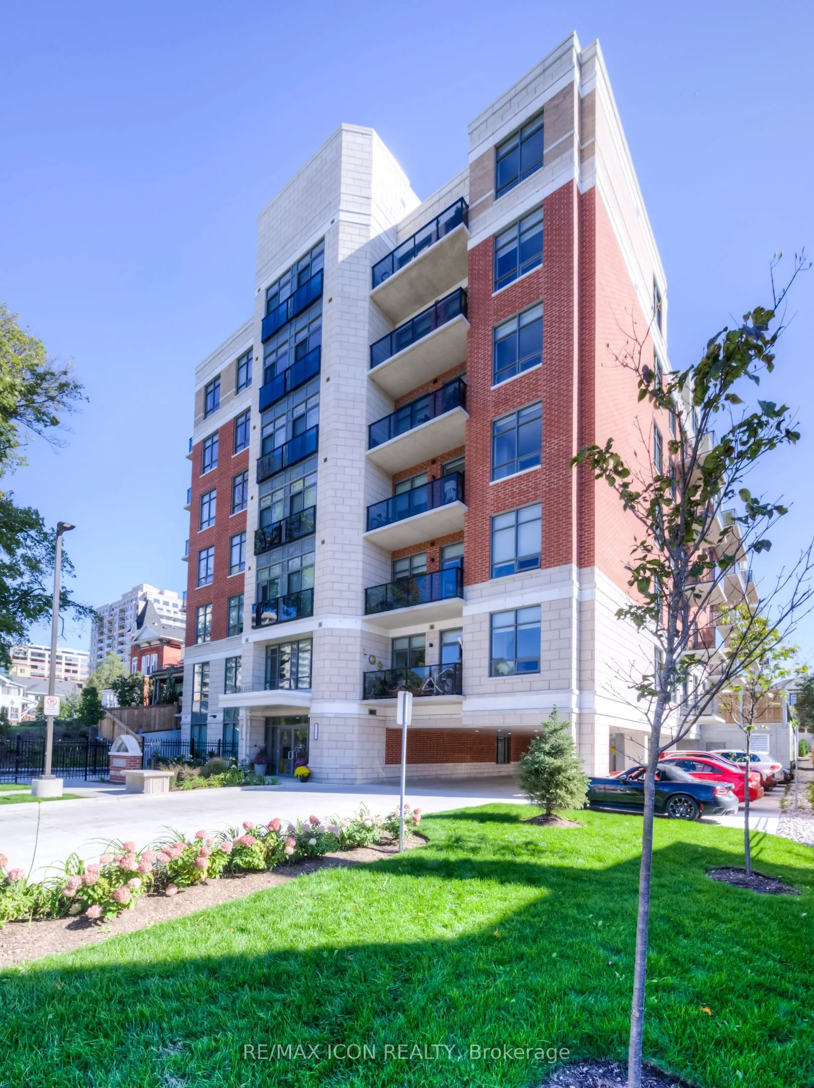 399 Queen Street S, #417