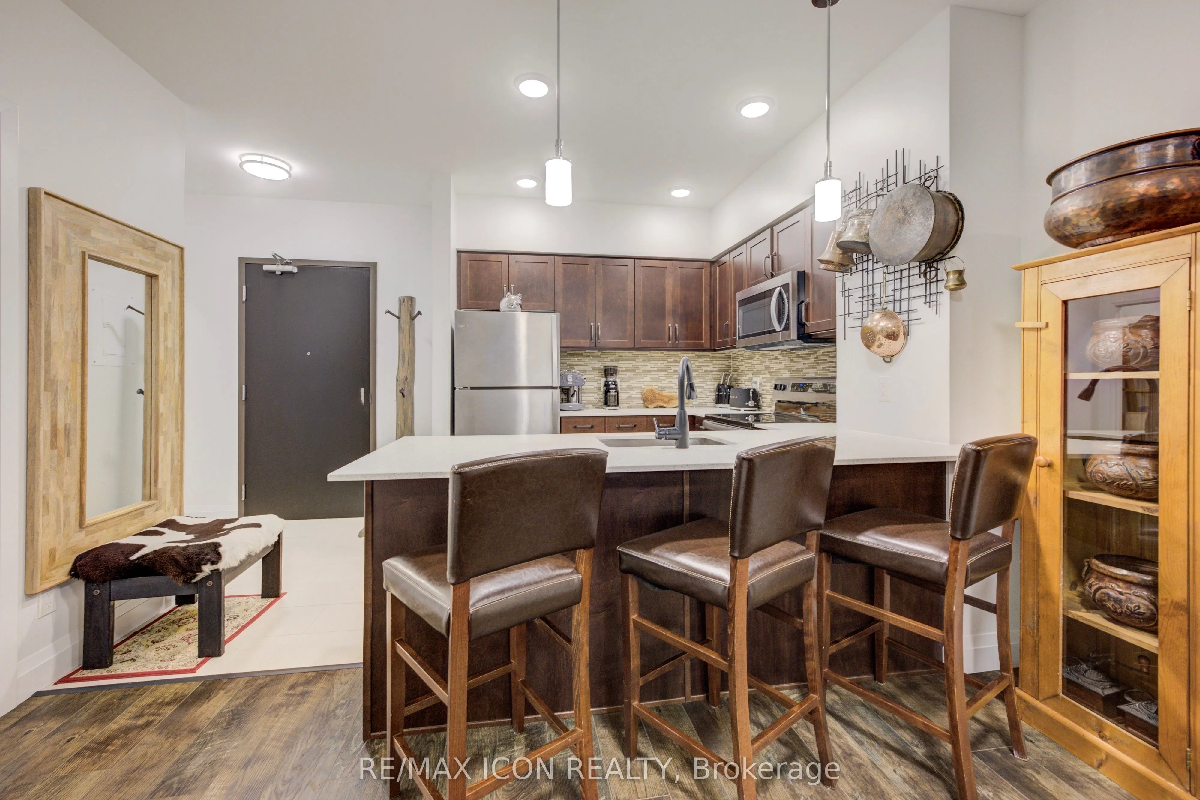399 Queen Street S, #417