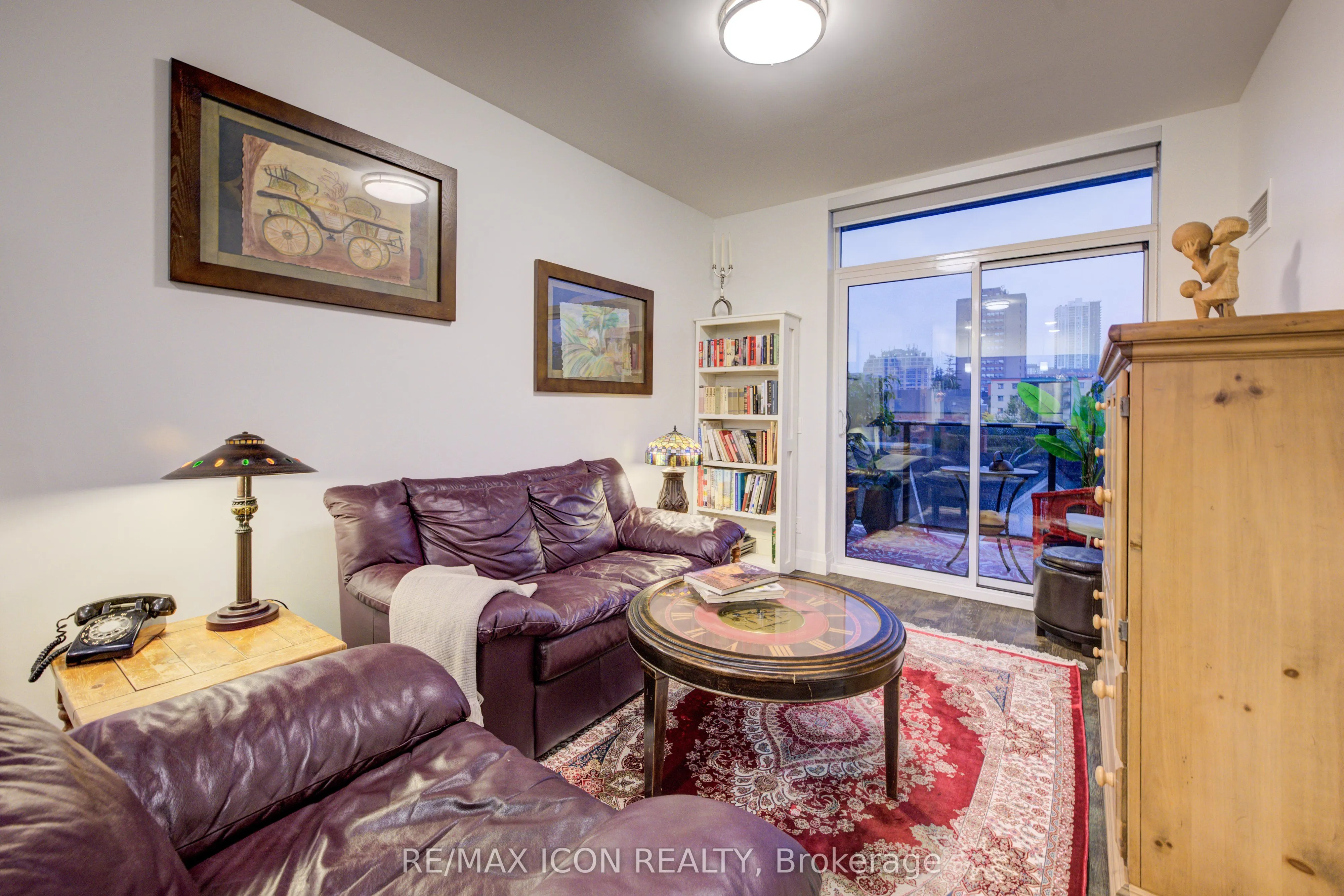 399 Queen Street S, #417