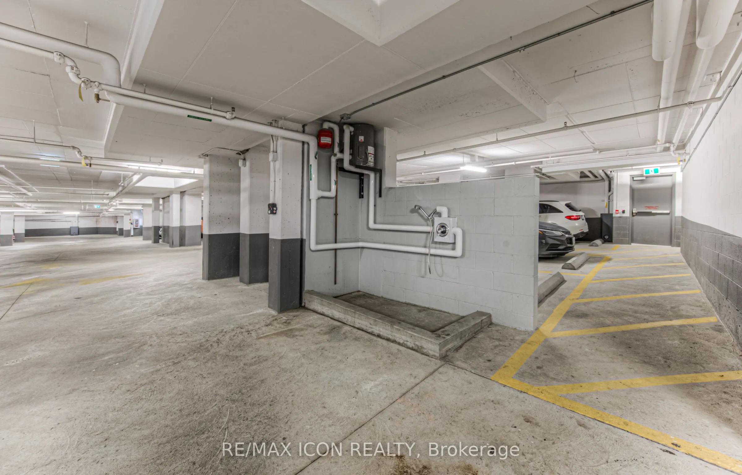 399 Queen Street S, #417