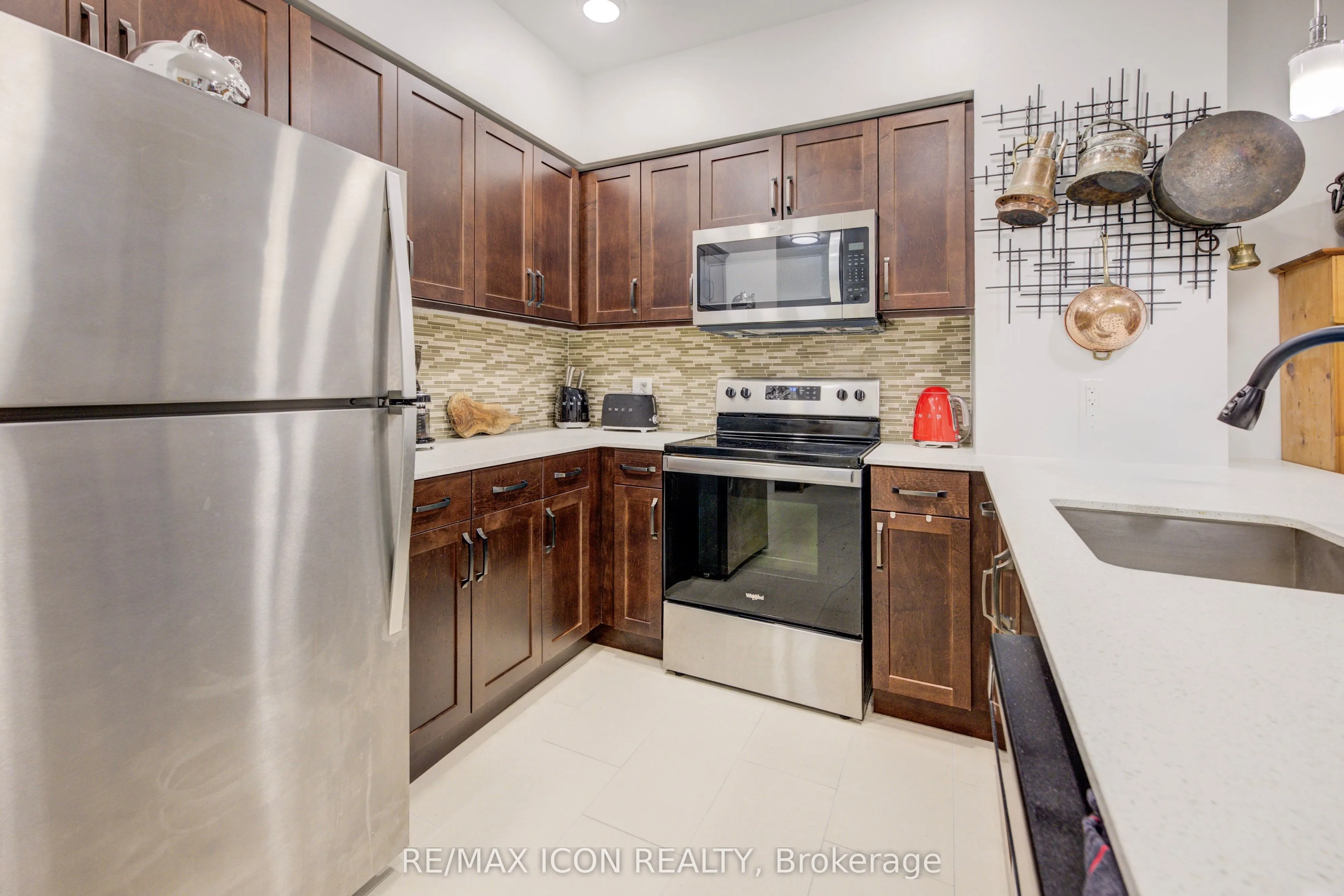399 Queen Street S, #417