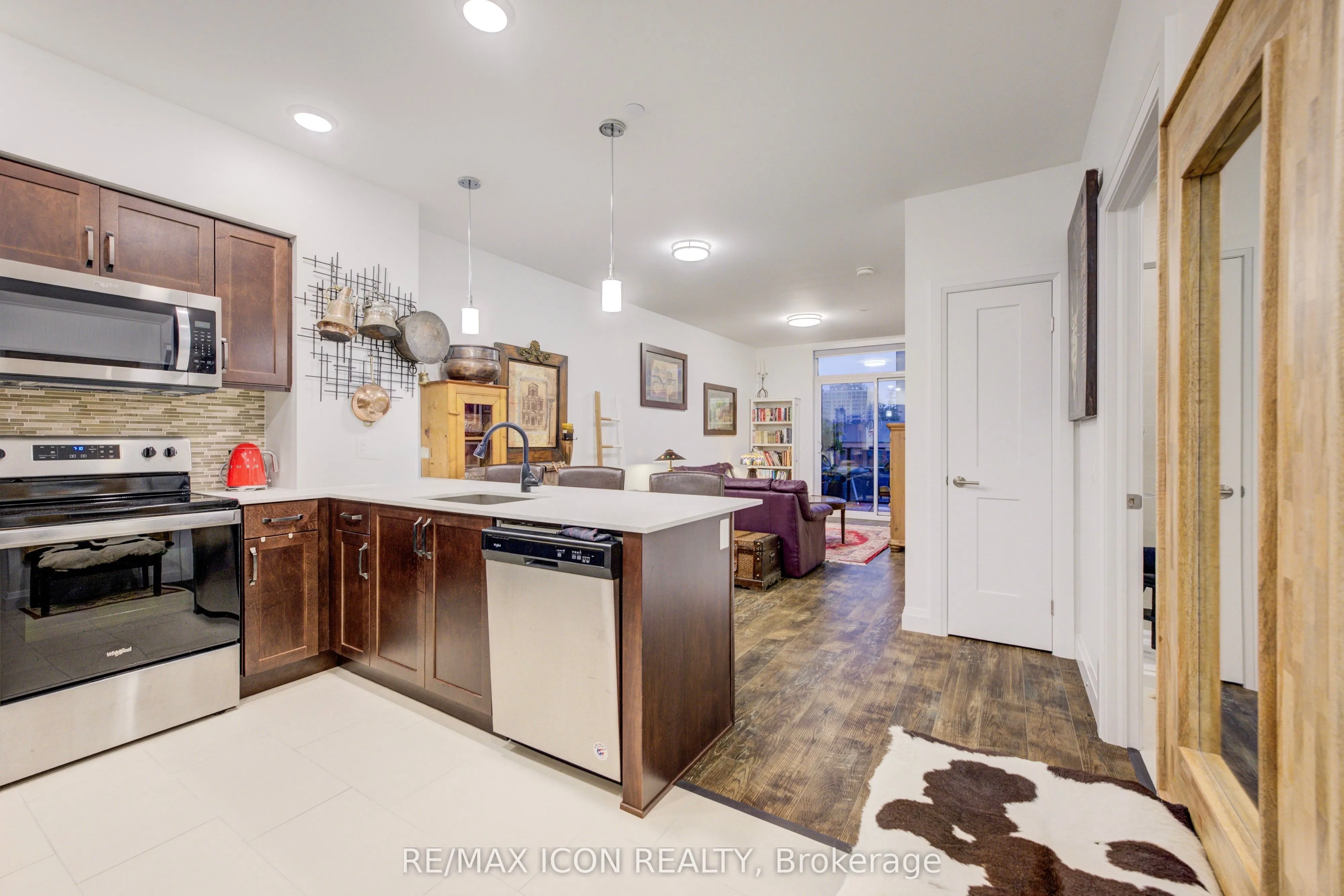 399 Queen Street S, #417