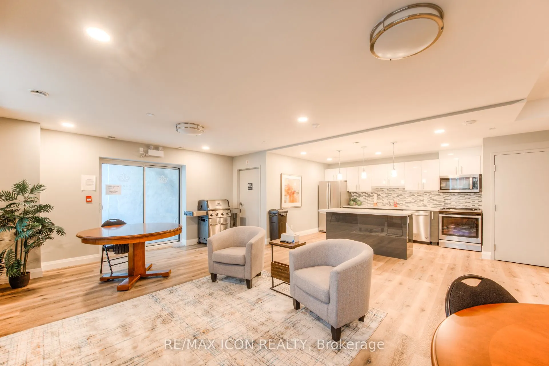 399 Queen Street S, #417