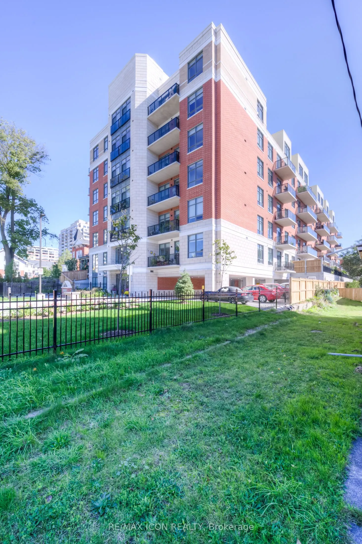 399 Queen Street S, #417