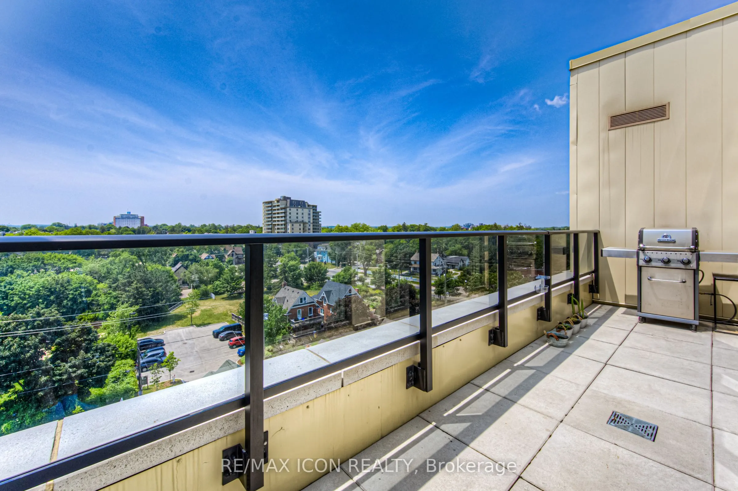 399 Queen Street S, #417