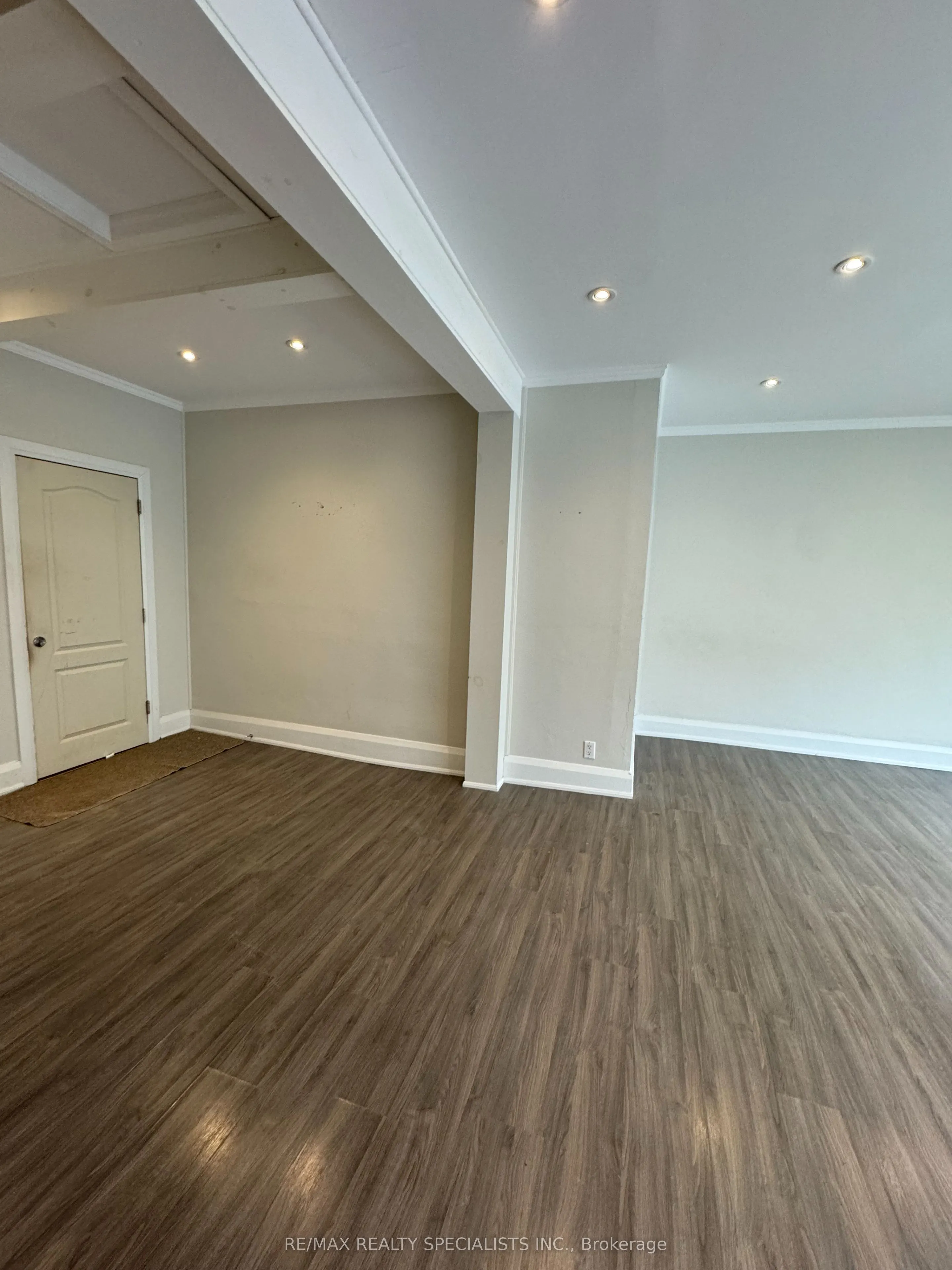 118 Main Street E, #1