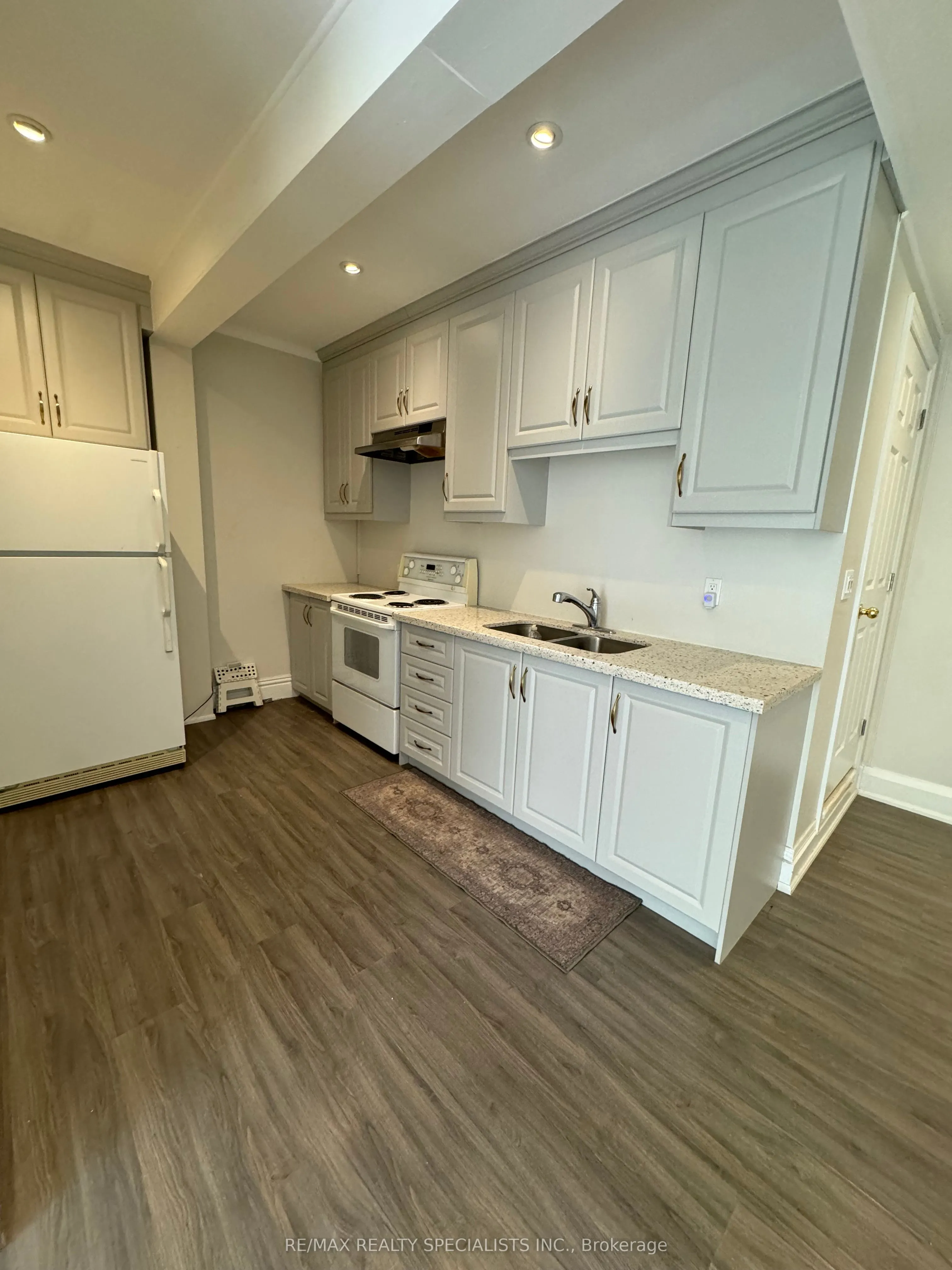 118 Main Street E, #1