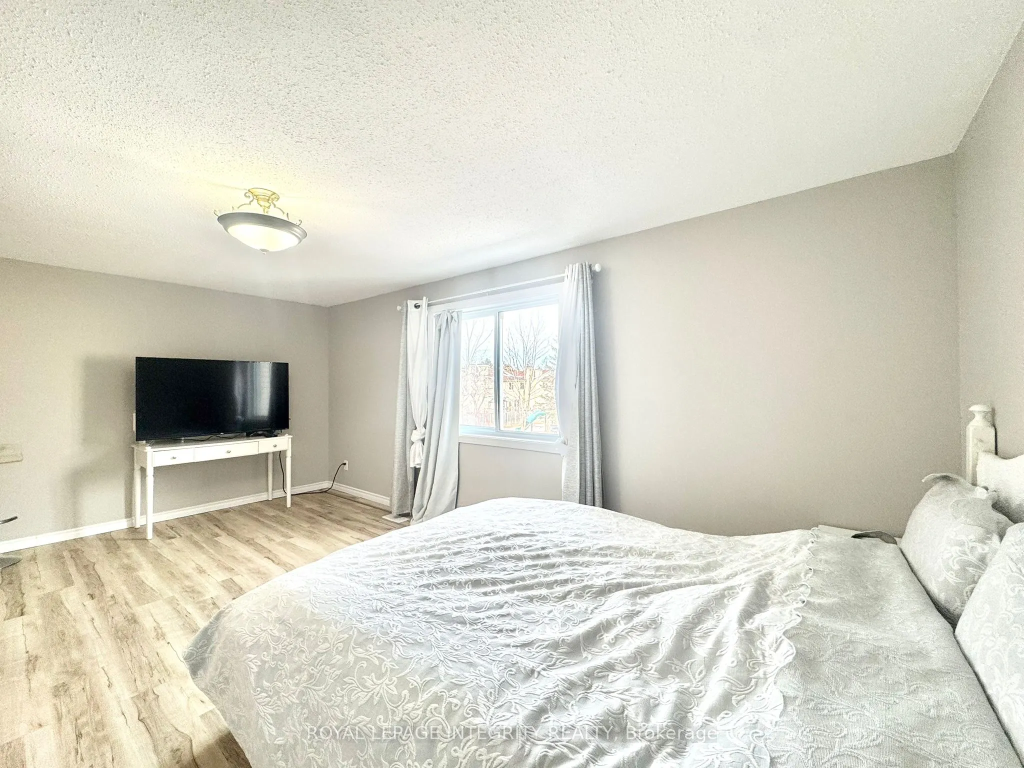1584 Hoskins Crescent
