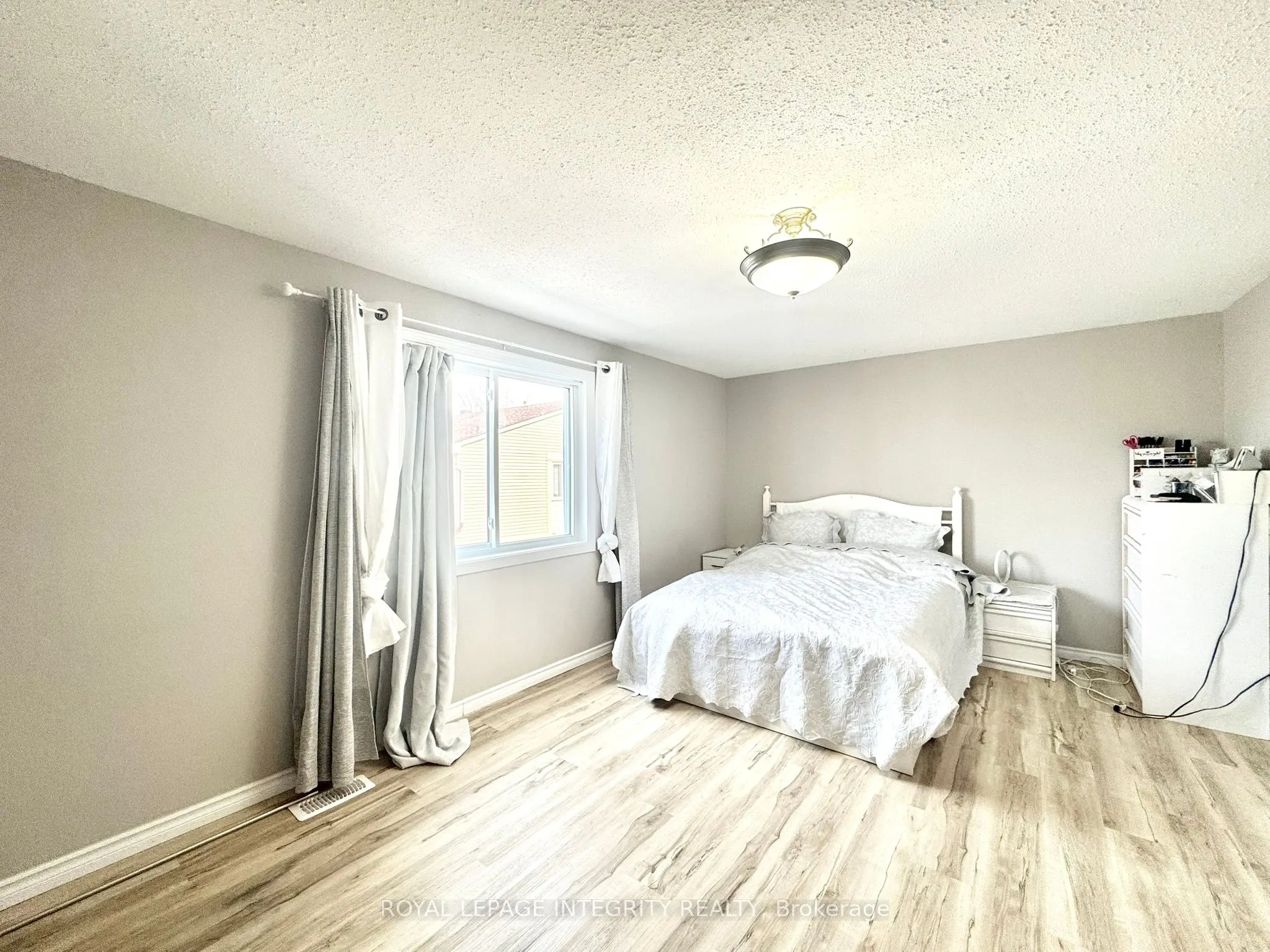1584 Hoskins Crescent