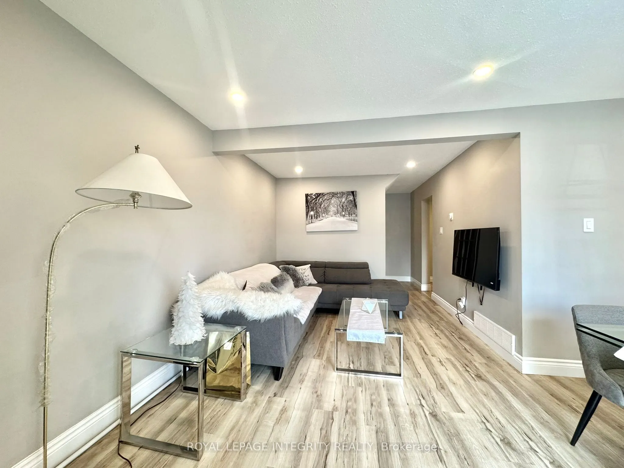1584 Hoskins Crescent