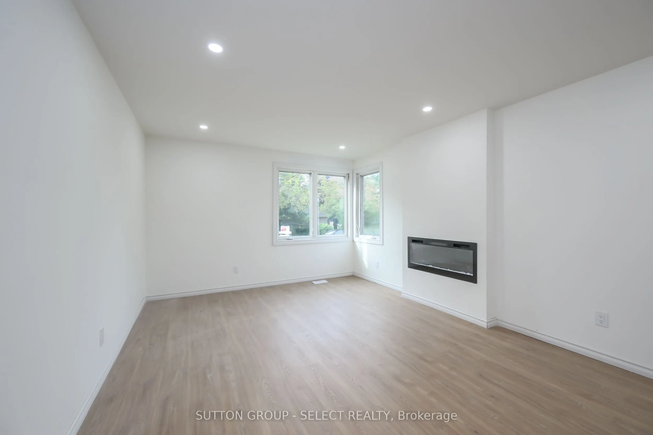 4 ALDERSBROOK Crescent