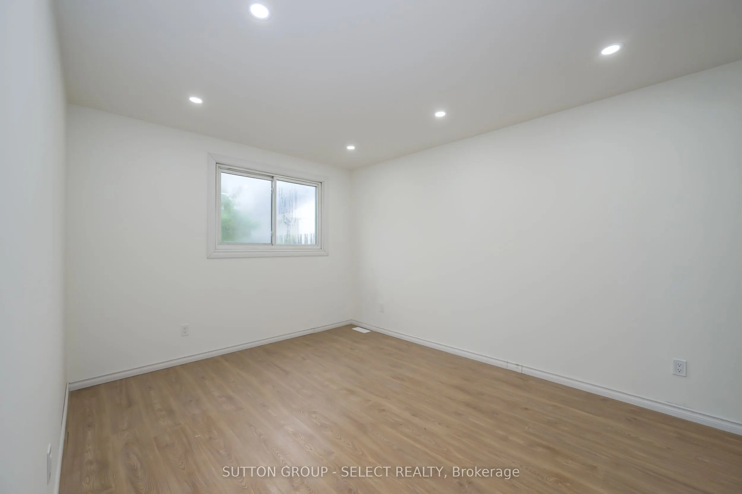 4 ALDERSBROOK Crescent