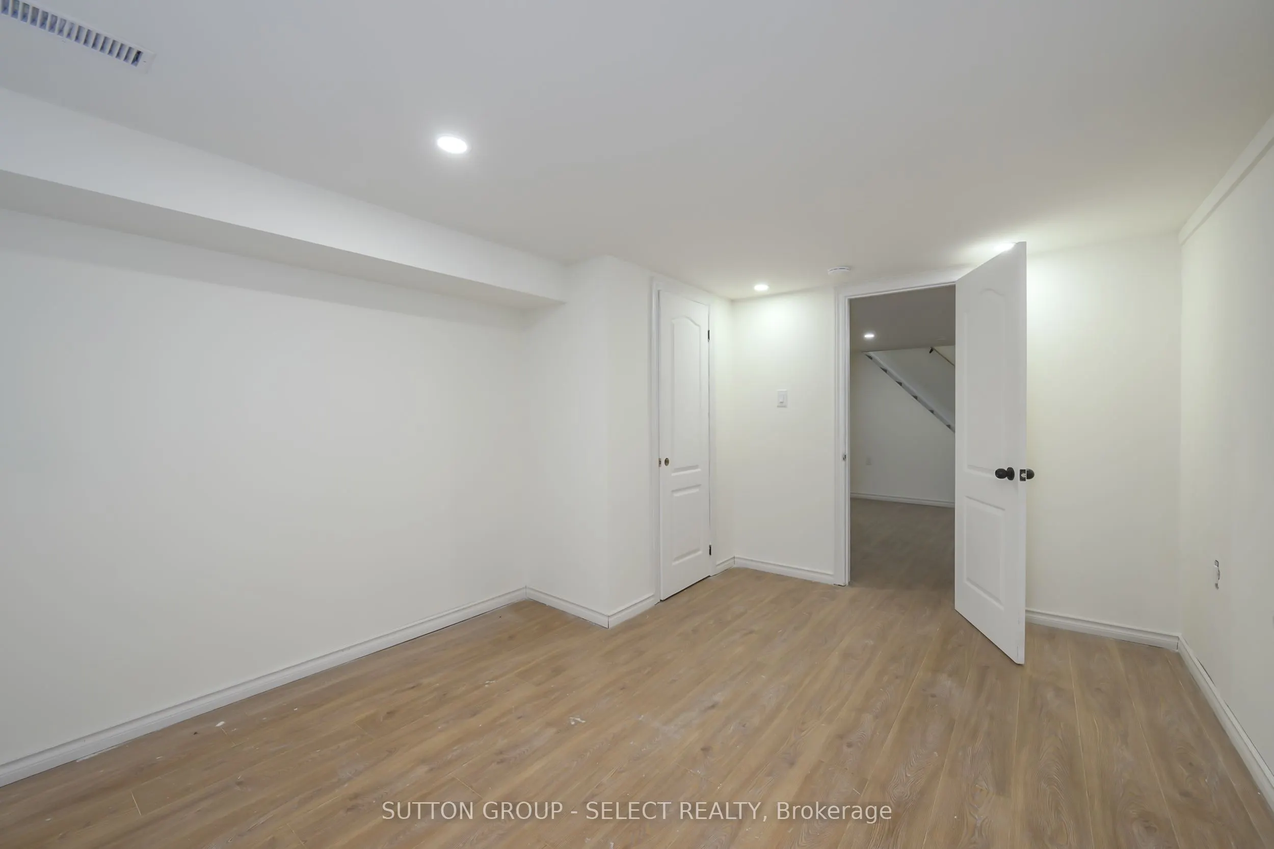 4 ALDERSBROOK Crescent