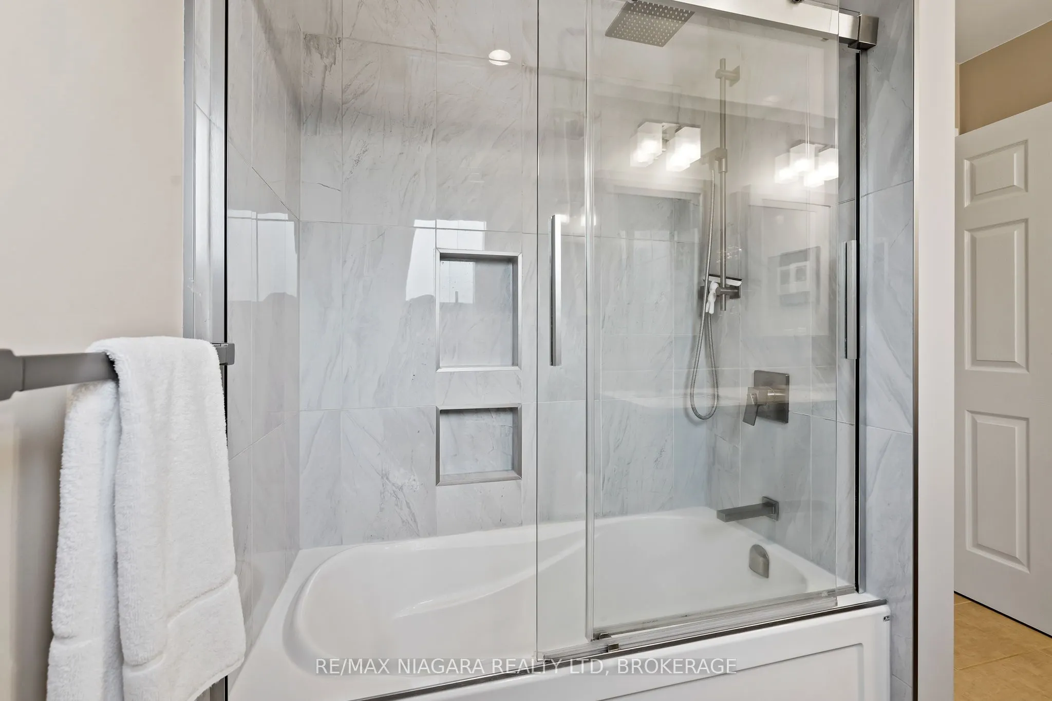 2 Bayridge Cove