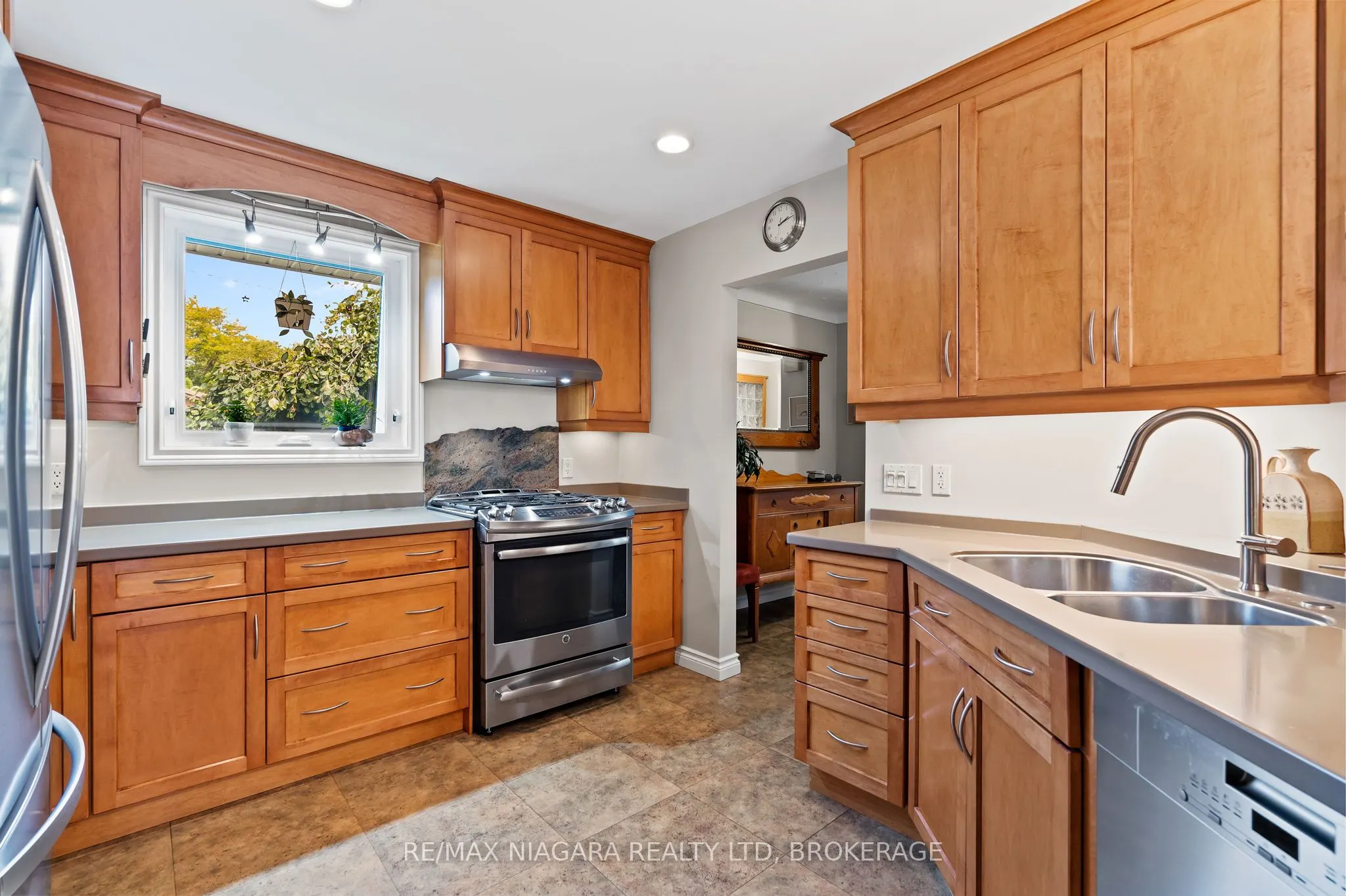 2 Bayridge Cove