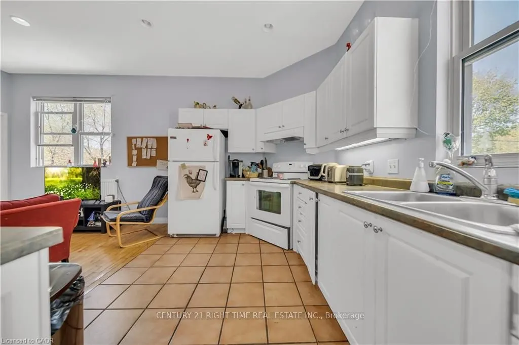 24 Columbia Street W