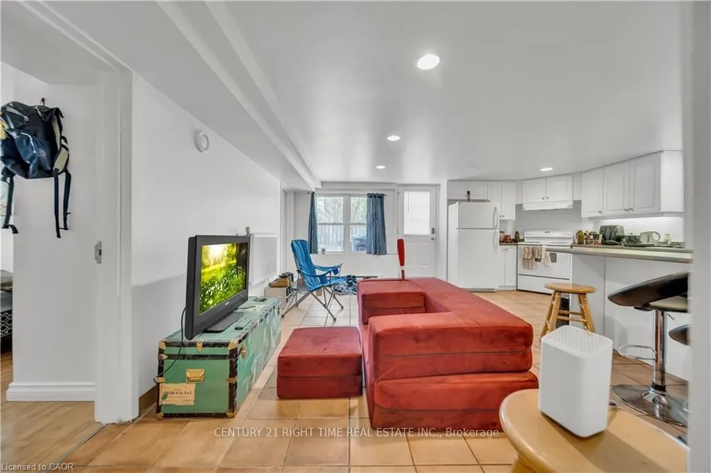 24 Columbia Street W