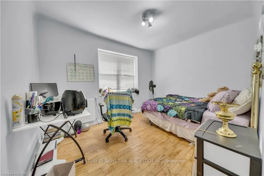 24 Columbia Street W