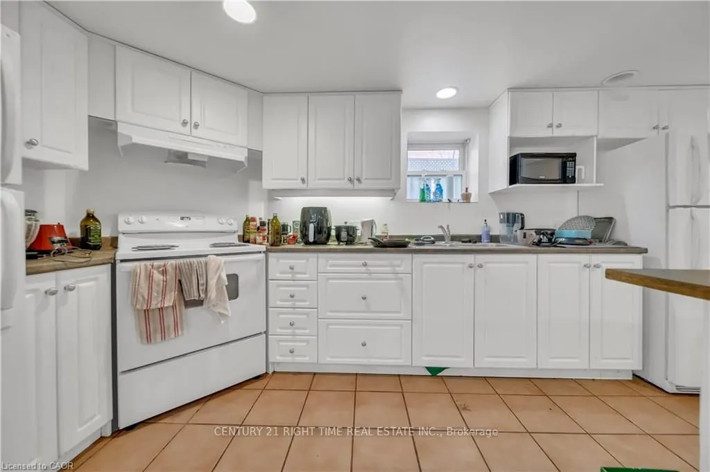 24 Columbia Street W