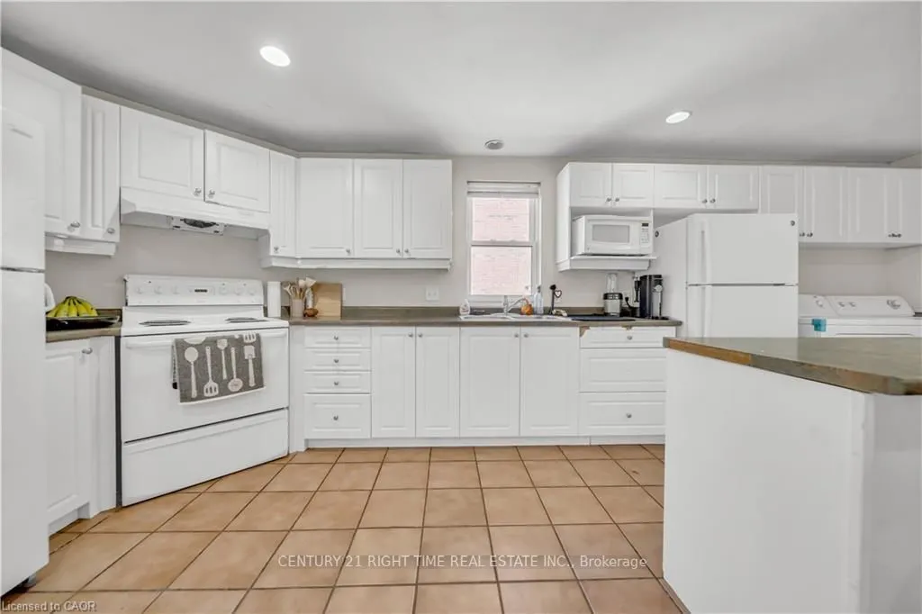 24 Columbia Street W
