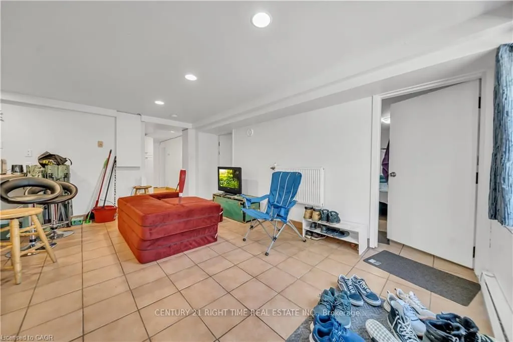24 Columbia Street W