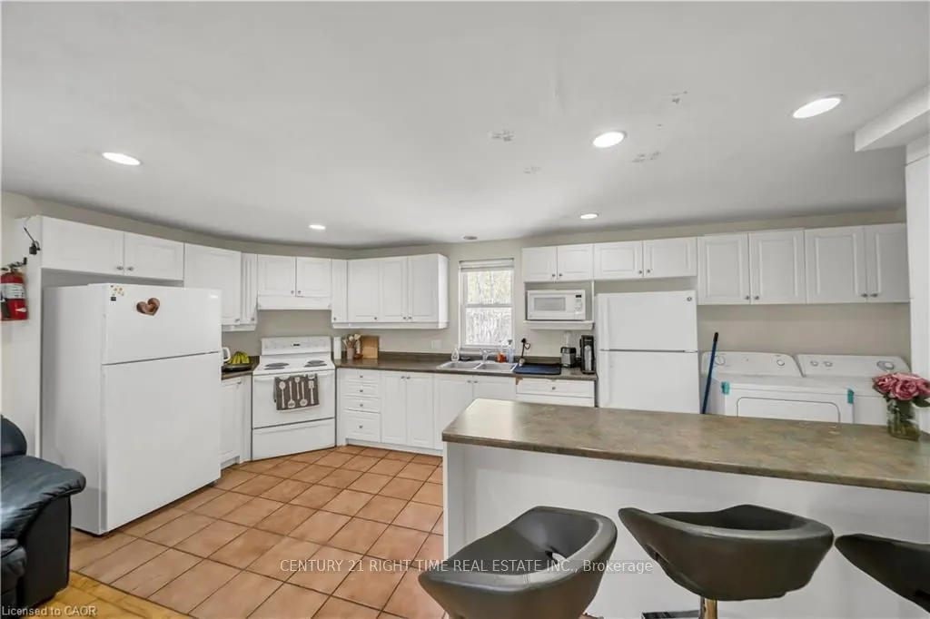 24 Columbia Street W