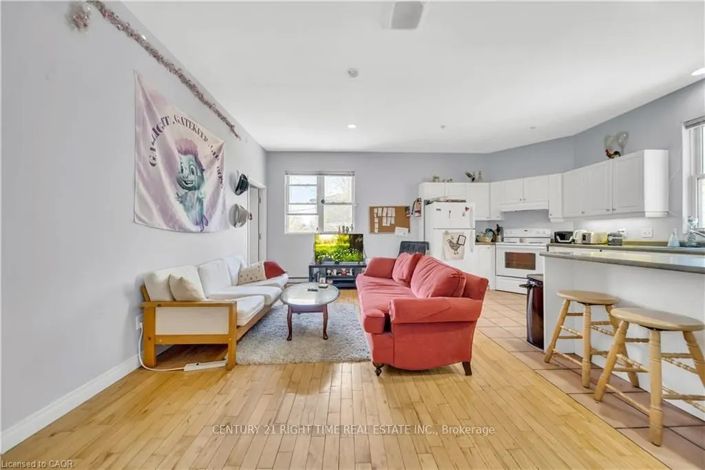 24 Columbia Street W