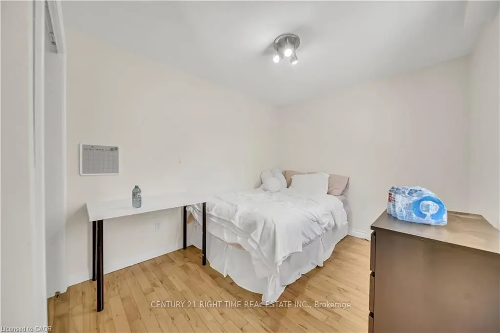24 Columbia Street W
