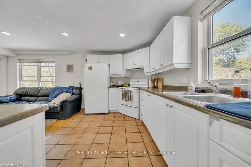 24 Columbia Street W