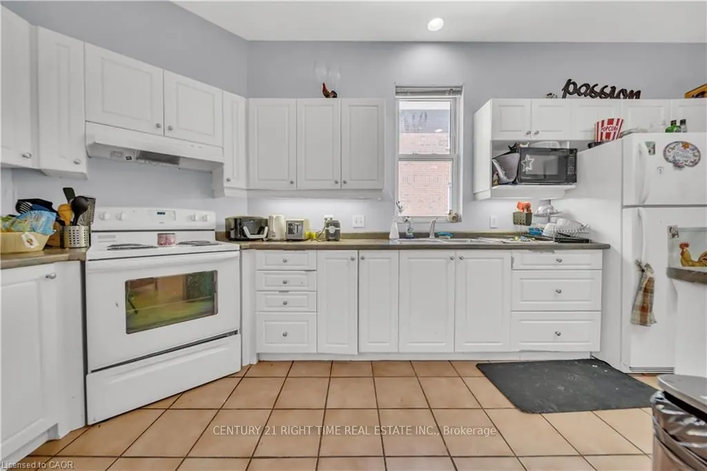 24 Columbia Street W