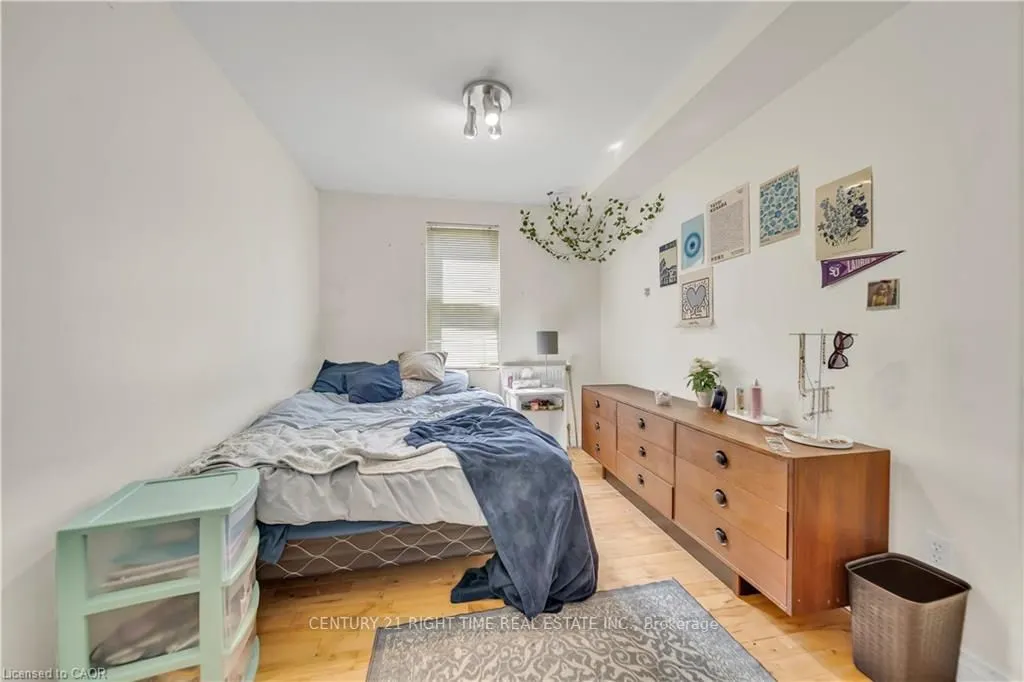 24 Columbia Street W