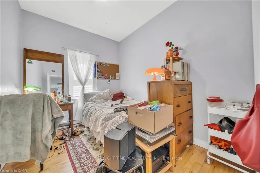 24 Columbia Street W