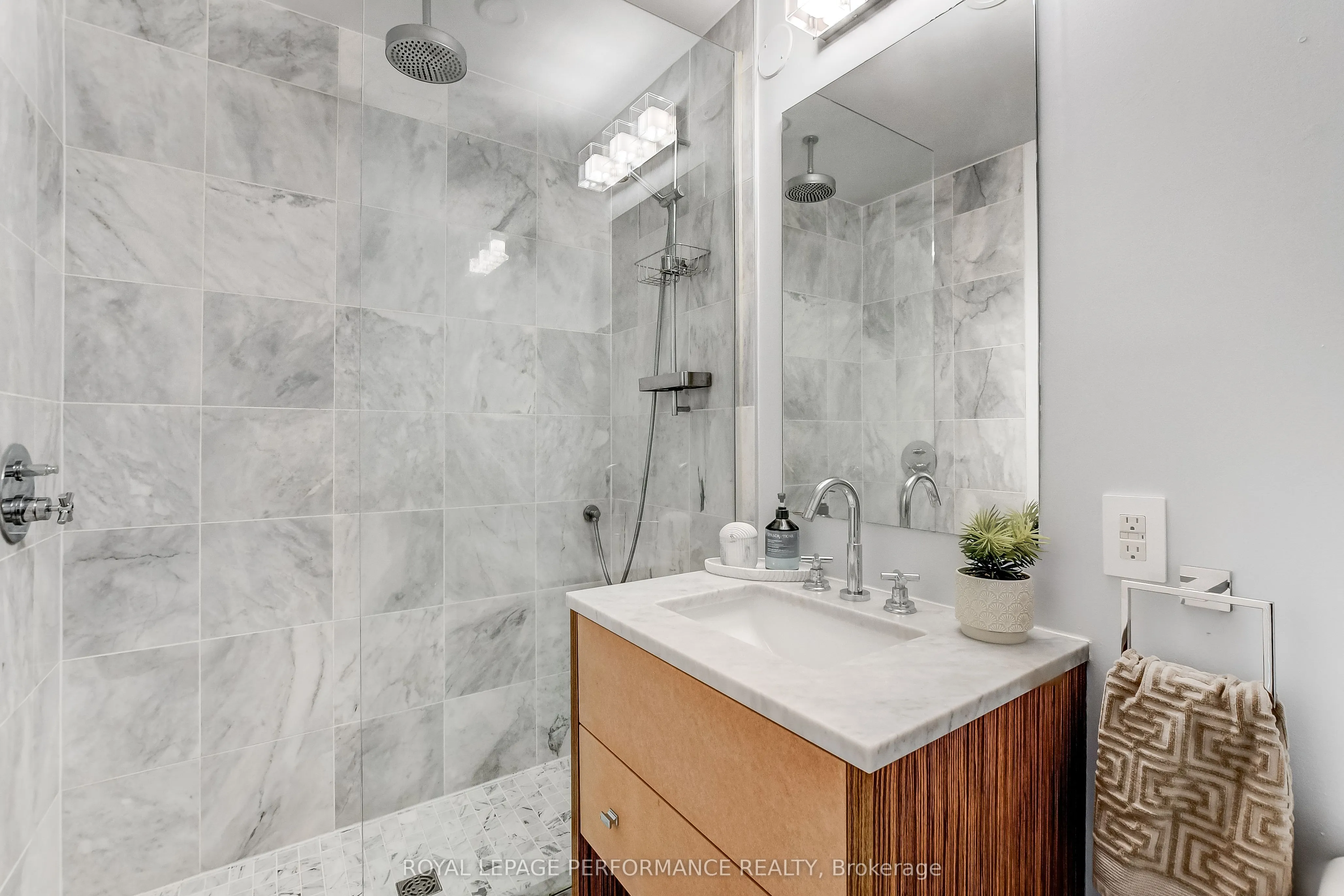 201 Parkdale Avenue, #907