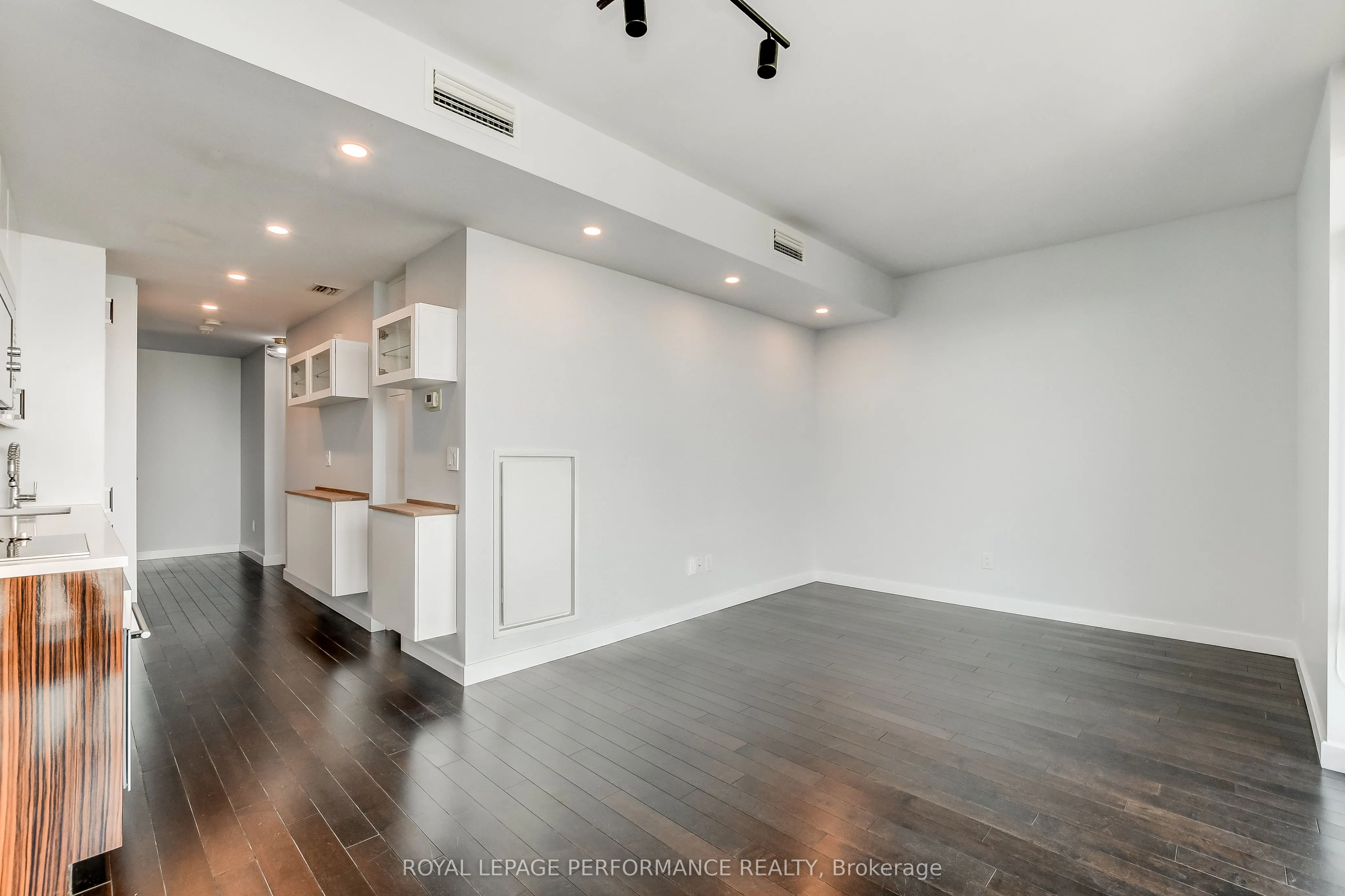 201 Parkdale Avenue, #907