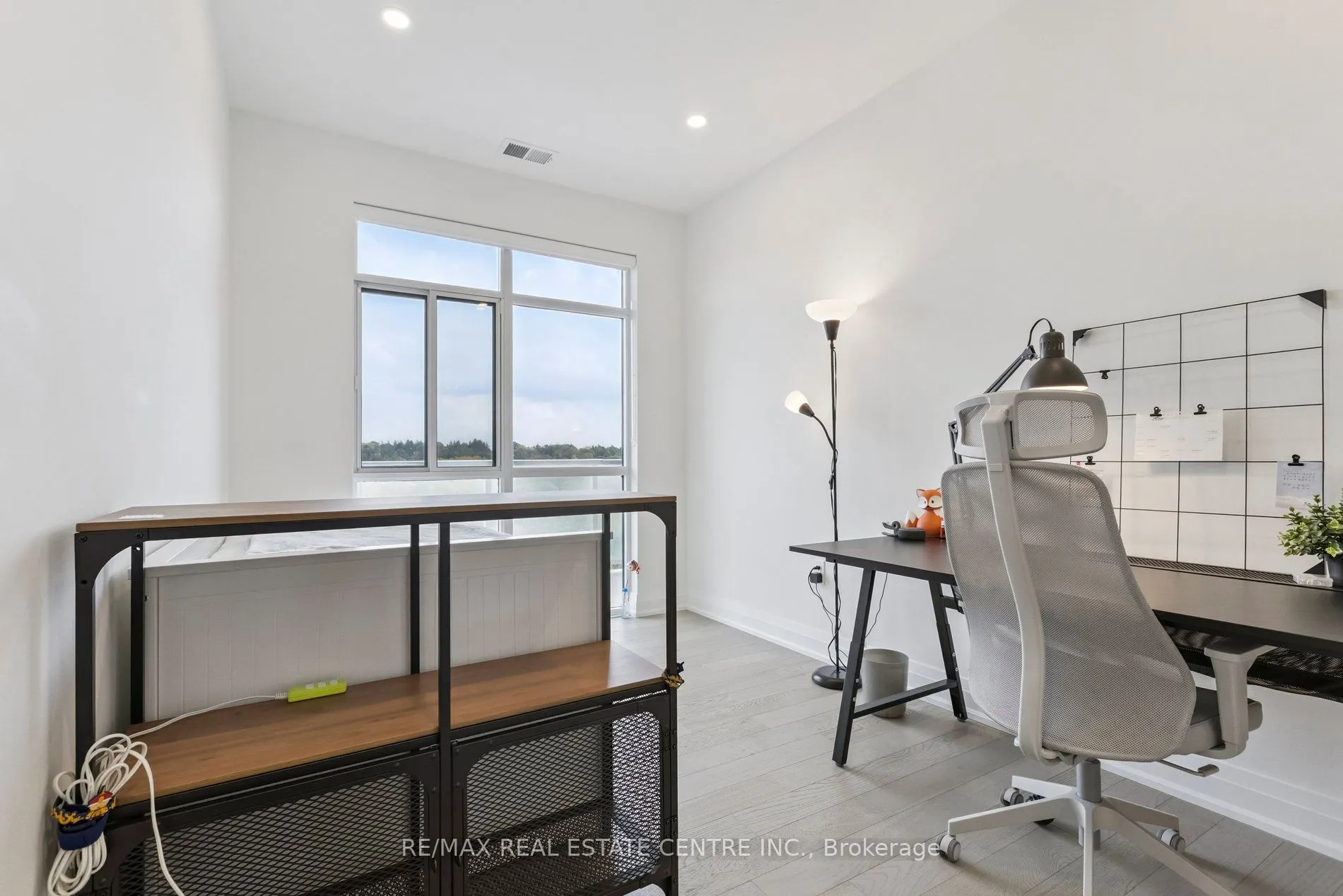 71 Wyndham Street S, #703