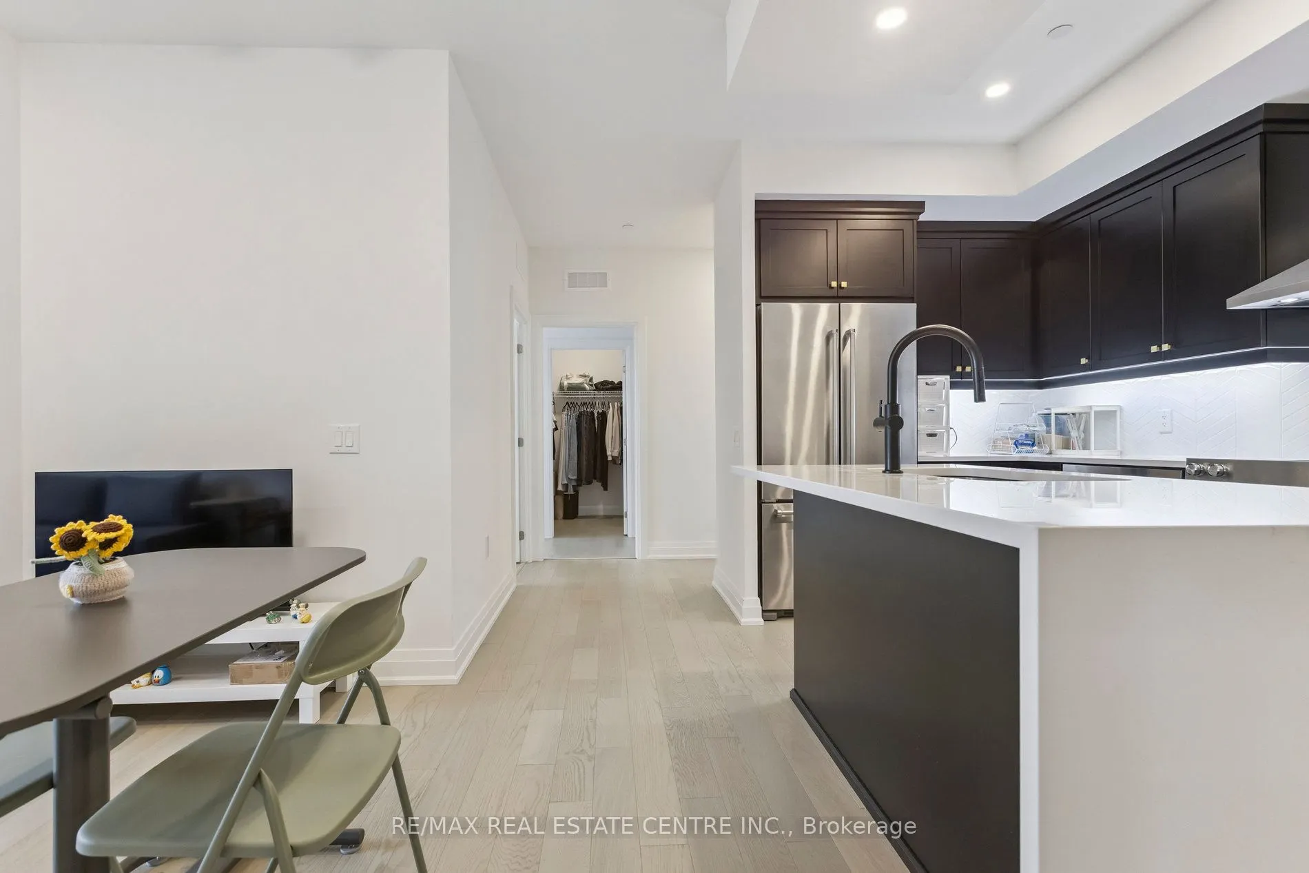 71 Wyndham Street S, #703