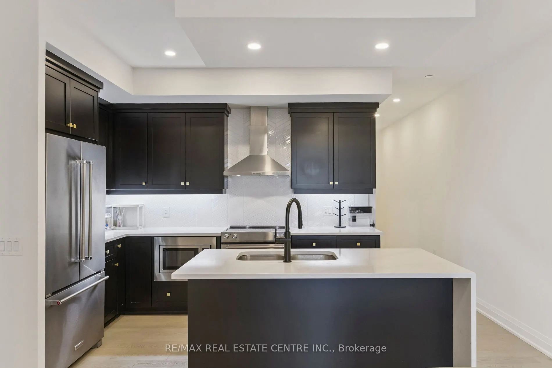 71 Wyndham Street S, #703