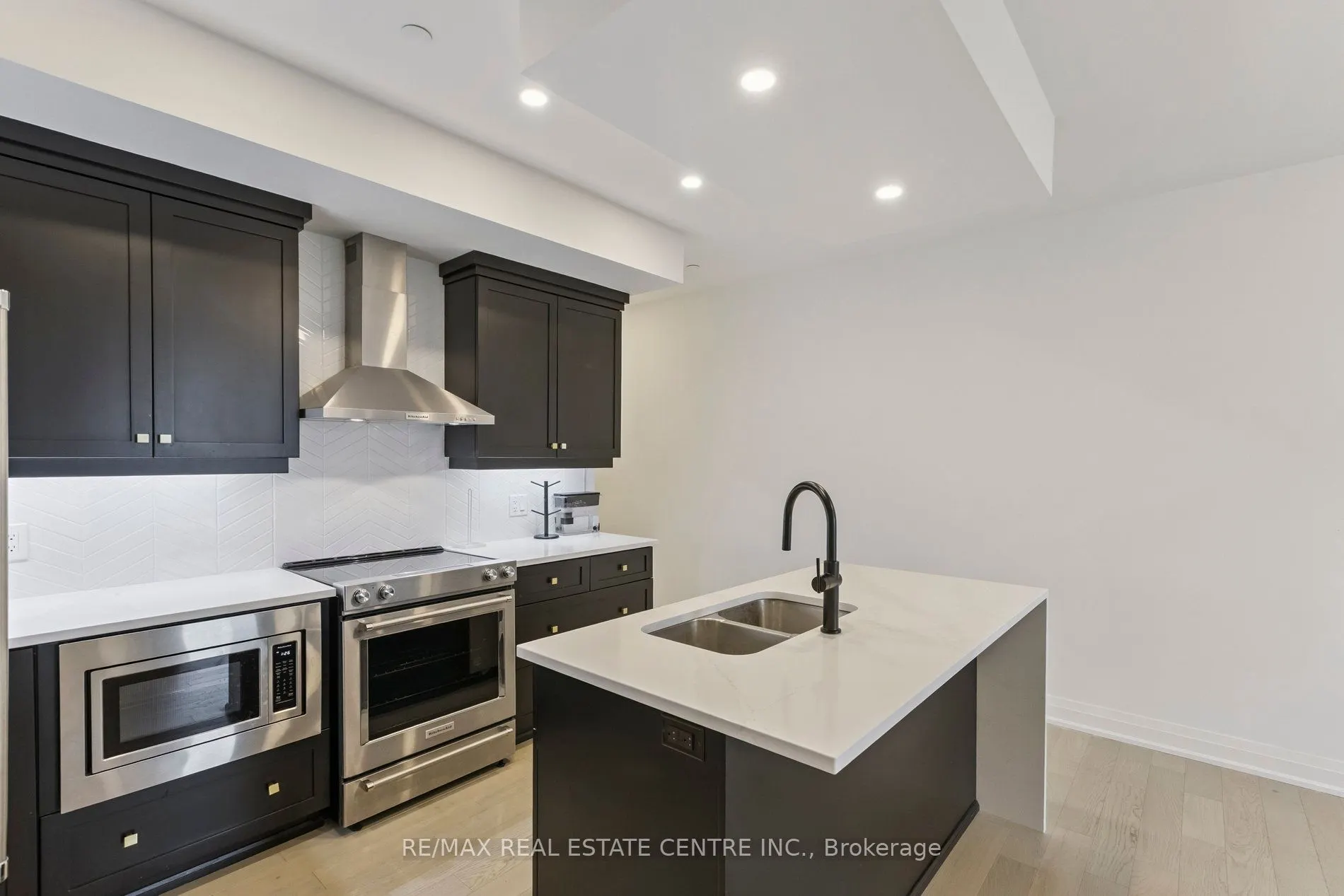 71 Wyndham Street S, #703