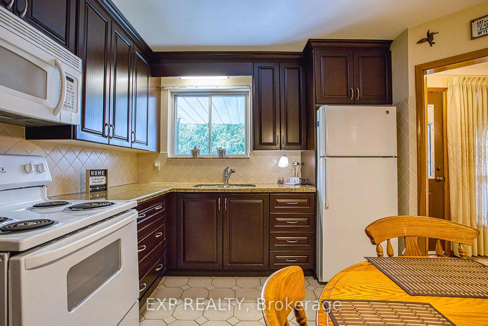 633 Rosseau Road