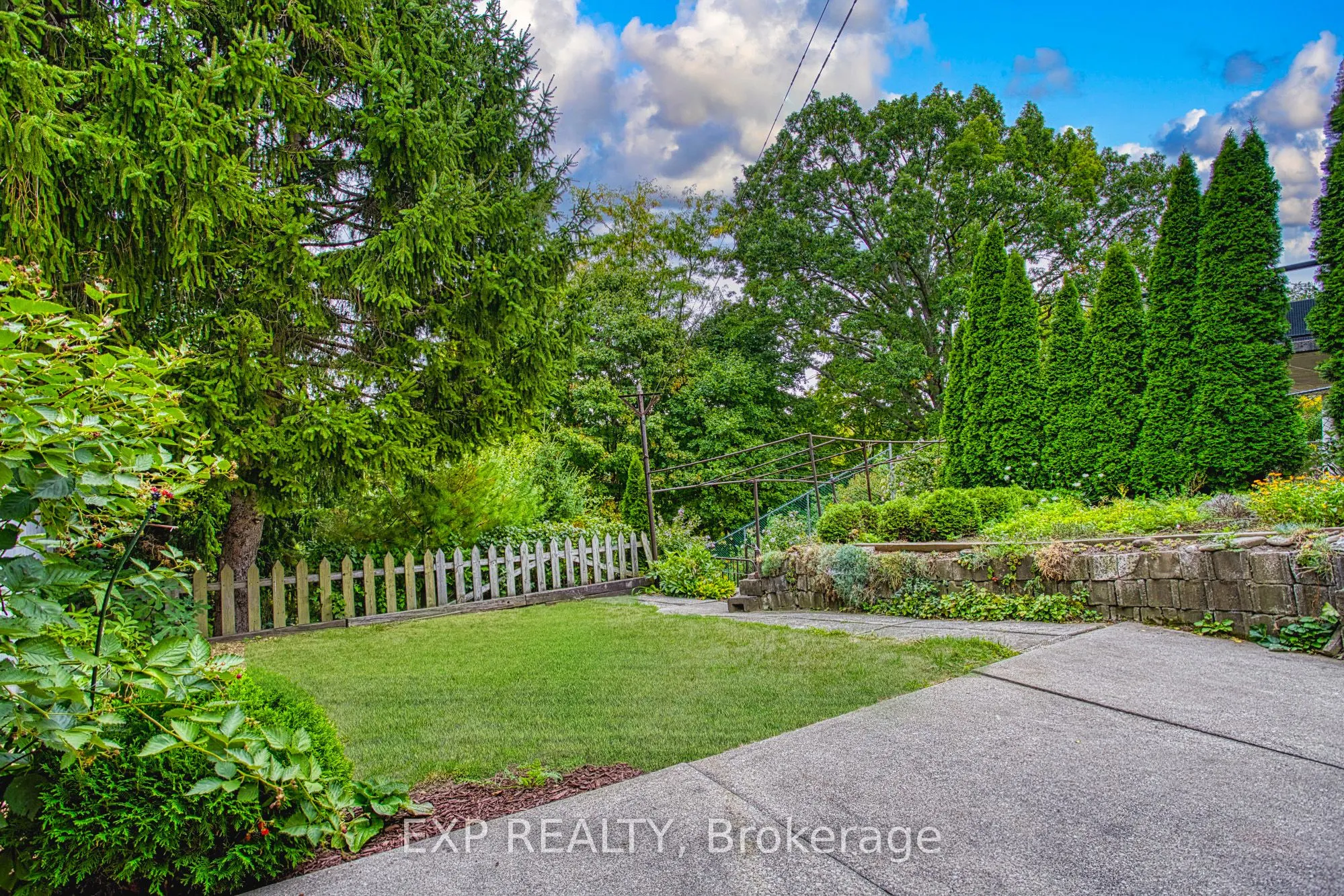 633 Rosseau Road