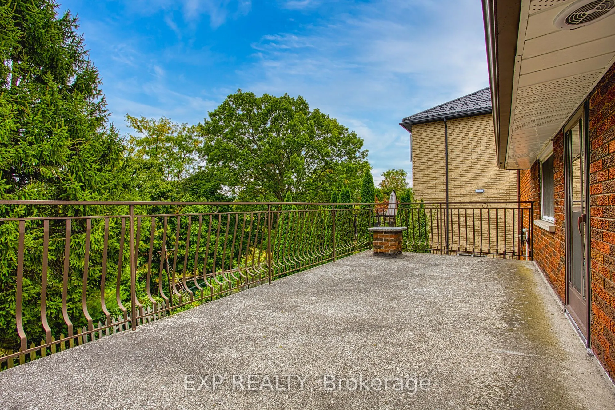 633 Rosseau Road