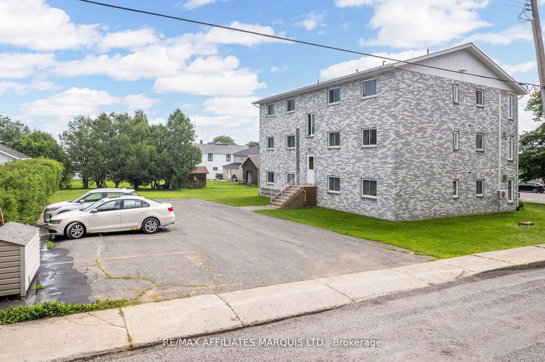 35 Lochiel Street E